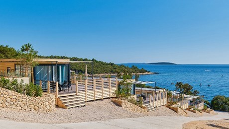 Küstenblick mit modernen Mobilheimen und dem Meer auf der Insel Cres